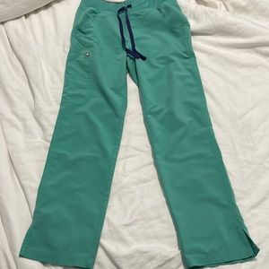 FIGS Kade scrub pants in petite XS in Surgical green